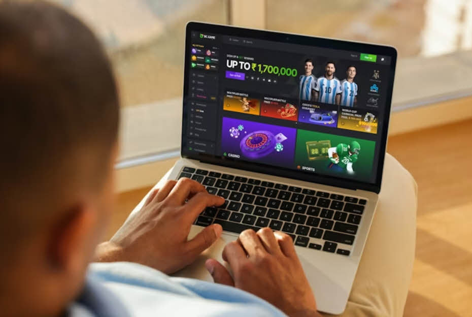 Plataforma BC.Game exibida em um laptop.