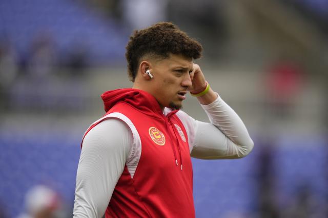 Travis Kelce and Patrick Mahomes throw Justin Tucker’s gear aside during the Ravens-Chiefs pregame warm-ups