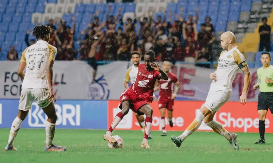 Semen Padang FC vs PSM Makassar match