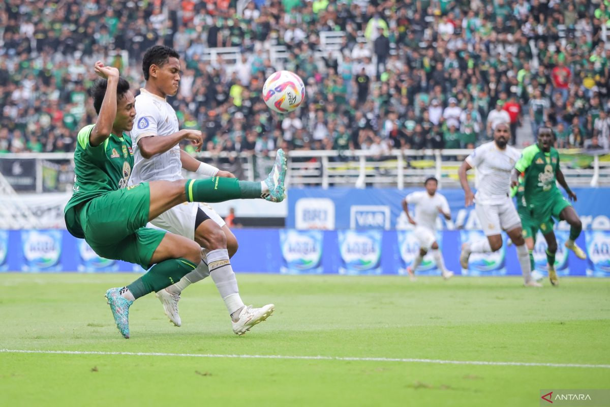 Arema-FC-vs-Persebaya-Surabaya